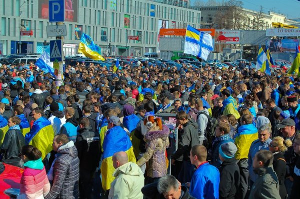 Фанаты "Днепра" и "Динамо" прошли маршем по Днепропетровску