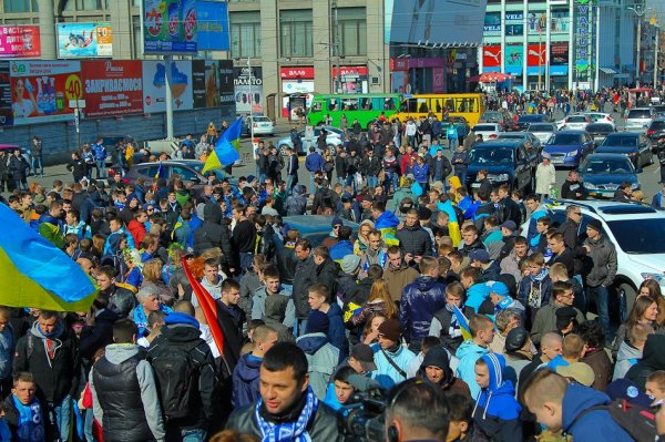 Фанаты "Днепра" и "Динамо" прошли маршем по Днепропетровску