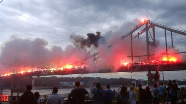 Ультрас устроили в Киеве огненное шоу на мосту