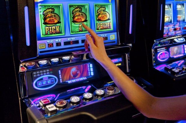 Игровые автоматы, рулетка и покер от клуба FreePlay  