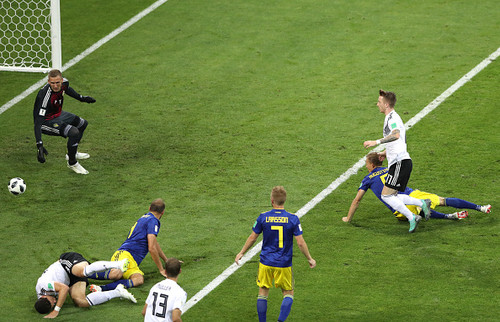 Германия вырвала победу у шведов, Беринчик выиграл у Хосе Луиса