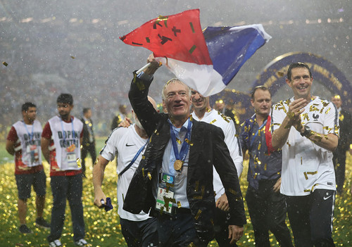 Игроки сборной Франции облили шампанским Дешама на пресс-конференции