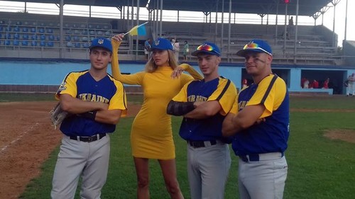 ФОТО ДНЯ. Топ-модель Алина Байкова поддержала украинских бейсболистов
